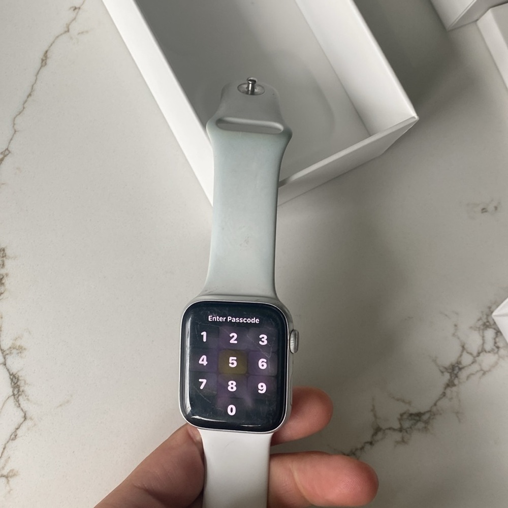 Apple Watch 44 MM Series 4 Silver Aluminum Case White Sport Band - Picture 9 of 16